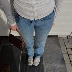 Säljer dessa superfina jeans från Gina tricot, låg midja och raka ben. Jättebra skick, knappt använda💕💕köpta för 499kr