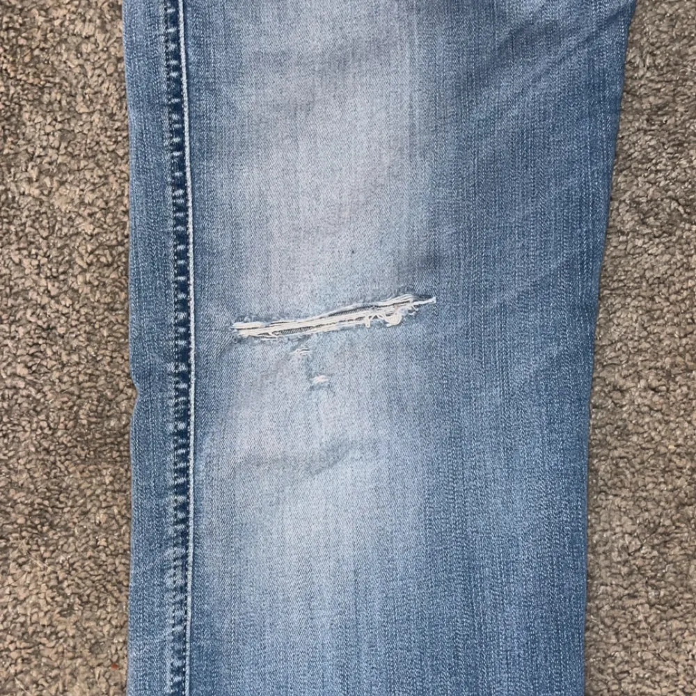 Tja, säljer nu dessa riktigt feta och sköna jeans från replay. Modell: Anbass hyperflex.  Skick 8/10. Jeansen är i Slim fit, storlek 32/34 och jag är 180cm lång. Hålet på (bild 3) är ingen defekt utan design. Tveka inte med att ställa frågor!🤩. Jeans & Byxor.