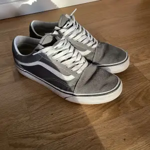 Hej säljer ett par Vans i storlek 43 som inte kommer till användning, inga skador eller fläckar