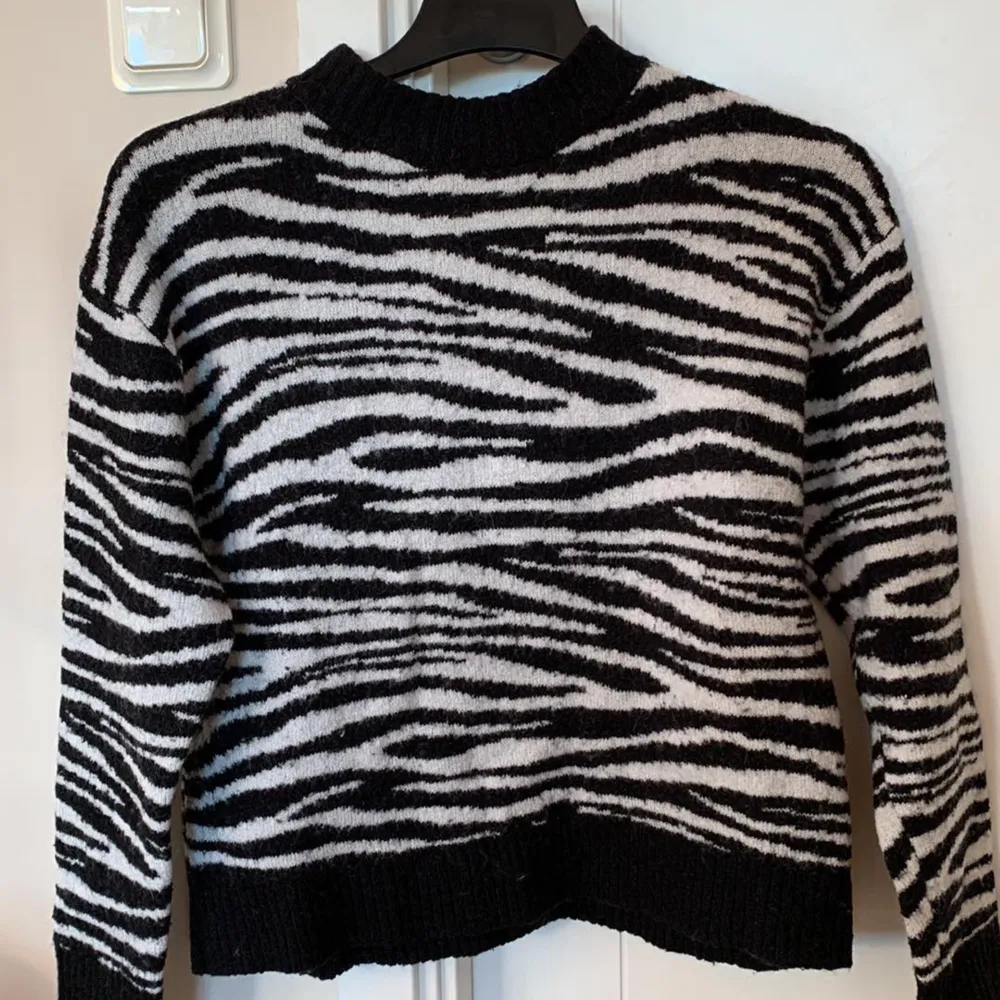 Zebramönstrad varm och mysig stickad tröja från NAKD i mycket bra skick! Passar XS/M! Priset är exklusive frakt 💖. Tröjor & Koftor.