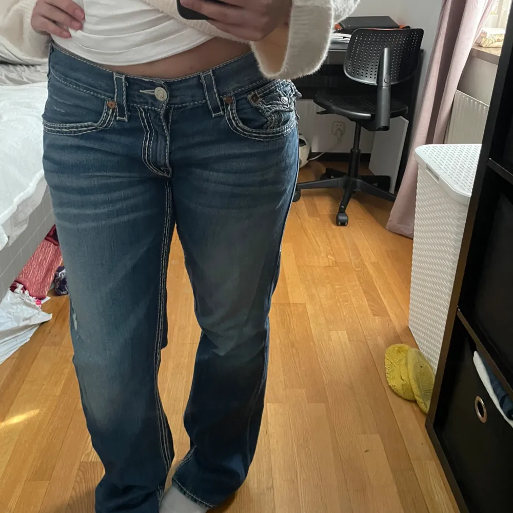 True religion! Säljer mina jätte fina True religion jeans p.g.a att de inte är riktigt min stil. Endast använd 2 ggr. Har inga defekter, som nyskick. Kontakta mig om du undrar något eller är intresserad💗. Jeans & Byxor.