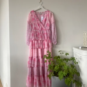 Klänning - Nu säljer jag denna super gulliga klänningen i storlek 36, köpt från ASOS. Den kan användas både som balklänning och sommarklänning. Klänningen är i jättefint skick och är aldrig använd! 💘Vid frågor är det bara att höra av sig! 😊