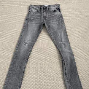 Tja, säljer mina gråa Replay jeans. Använts 2 gånger och är i ny skick utan några flaws. Storlek: 32:34, men sitter mer som en 31.  Nypris:2300, Mitt pris: 799 Hör av dig om du har frågor eller funderingar.
