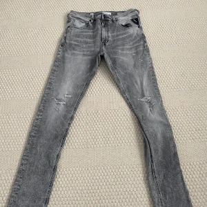 Replay Gråa Jeans - Tja, säljer mina gråa Replay jeans. Använts 2 gånger och är i ny skick utan några flaws. Storlek: 32:34, men sitter mer som en 31.  Nypris:2300, Mitt pris: 799 Hör av dig om du har frågor eller funderingar.