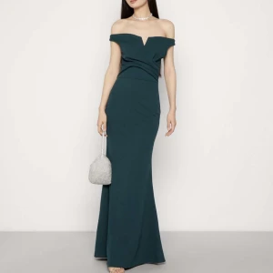 Bal klänning - Säljer denna bal kläning åt en vän som hon använt en gång under sin bal, bilderna blev lite dåliga i annonsen så ifall ni vill ha bättre bilder är det bara att skriva privat! Finns inga skador på klänningen Skriv vid fler frågor