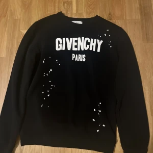 Givenchy Paris tröja  - Hej säljer min givenchy Paris tröja för att den är för liten för mig. Är i perfekt skick har inga hål osv är 180 cm och den är lite för liten för mig passar killar som är ca 167-177 cm  