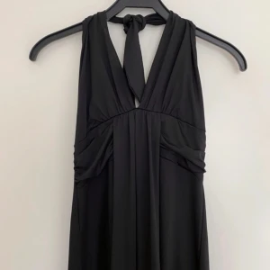 Balklänning  - Lång klänning, använd en gång.  Storlek 32/34. 