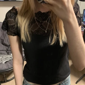 Svart spetstopp - Söt svart offshoulder spetstopp🎀 Passar storlek S! Svarar gärna på frågor om mått, prisförslag osv❤️