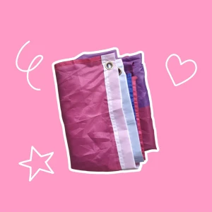 Rosa draperi  - Bisexuella flaggan i 90x 150 format (kan bäras som "mantel") ☺️ Har två och därför säljer jag en, nypris ungefär 150kr (köpt på pride) men säljer för 50kr. Bara använd en gång ❤️