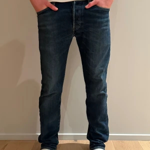 Levi's jeans 501 - Levis jeans 501 mörkblåa. Dom är i väldigt bra skicka och sitter bra. De är fina och snygga. W29 L32. Modellen är 178 och väger 68kg. Nypris är 1200 och mitt pris är 600kr