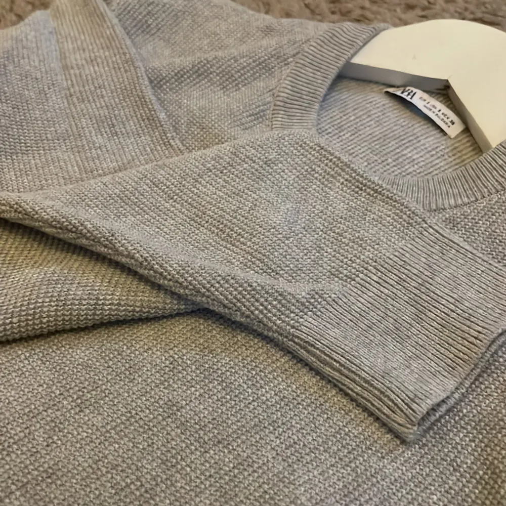 Tja säljer en nästan helt oanvänd grå tröja från zara, inga defekter, 9,5/10 skick. Storlek s men passar xs. Skriv vid fler funderingar🤝. Tröjor & Koftor.