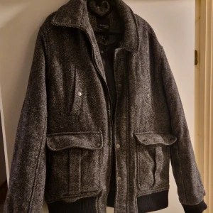 Bon'a parte fodrad vinterjacka  - Snygg fodrad jacka i storlek 2XL men skulle säga att passformen är som en cirka L/XL. Jackan är i bra skick och använd några fåtal gånger. Den håller dig varm och materialet är i bra kvalitet!