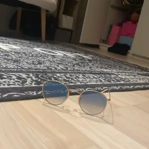 Säljer nu mina rayban brillor för 650 då det inte använts längre. Det passar perfekt till sommarn det är guldiga med blått glas. Det är knappt använda och i fint skick. Original pris på dessa är väl runt 1600. Hör av er vid minsta fråga, mvh Morris