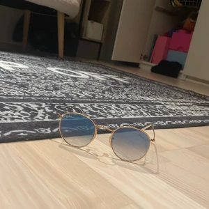 Rayban solbrillor - Säljer nu mina rayban brillor för 650 då det inte använts längre. Det passar perfekt till sommarn det är guldiga med blått glas. Det är knappt använda och i fint skick. Original pris på dessa är väl runt 1600. Hör av er vid minsta fråga, mvh Morris