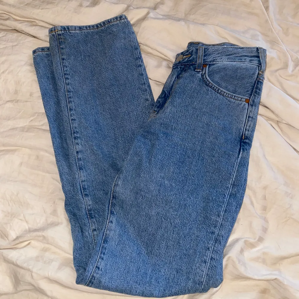 Jätte fina oanvända Liw Waist straight jeans från bok bok i storlek waist 34 Length 32. Tyvär för små för mig, nypris 699💕. Jeans & Byxor.