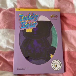 Stayc - Jag säljer ett Stayc album/singel. Har spelat skivan ca. 3 gånger. Teddy björnen har lite smuts och kartongen har små veck(se sista bild). Kan mötas upp eller skicka med post. Köparen står för frakt.  Tryck köp nu eller kontakta vid köp.