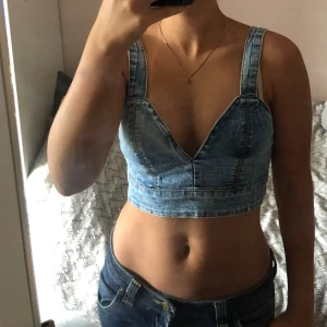 Jeanstopp - Söt topp köpt i Brasilien. Säljer då den inte riktigt var min dtil. Aldrig använd! Pris 169kr