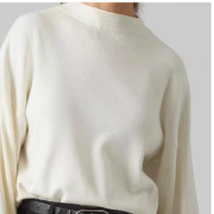 Säljer min stickade vita tröja från vero Moda som aldrig är använd💞 nypris 400💞