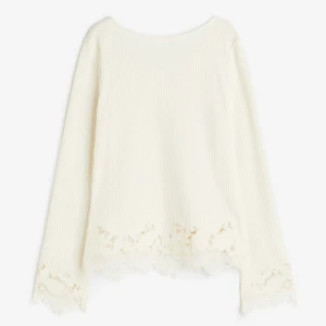 Fin vit tröja  - En jättefin vit ribbad tröja med spets. Helt ny aldrig använd. Nupris 499 kr