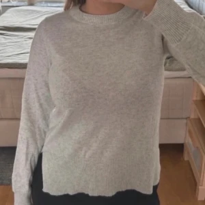 Ljusgrå grå melerad finstickad stickad tröja med slits Gina Tricot stockholmsstil stockholmstil - En ljusgrå finstickad tröja med slits från Gina Tricot. Bra skick, men finns lite små noppror/ludd.