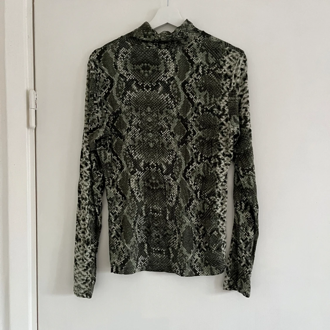 Tunn ormmönstrad polotröja - 90