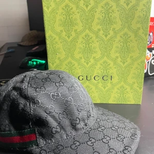 Gucci keps  - Helt nu Gucci keps använd 2-3 gånger.10/10 kvale 🤩så skriv om ni vill ha mer bilder eller några frågor 
