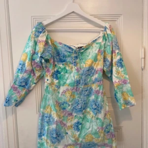 Klänning - Kort off-shoulder klänning från Zara! Går att snöra/spänna till framtill. Närmare s i storleken. Aldrig använd! #klänning #dress #nyskick