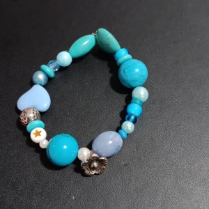 gyaru blå armband - Nickelfri! Har turkos kristaller. Handgjort!  Gyaru! Kostar 38 + 15kr frakt. Läs bio för mer info!! 