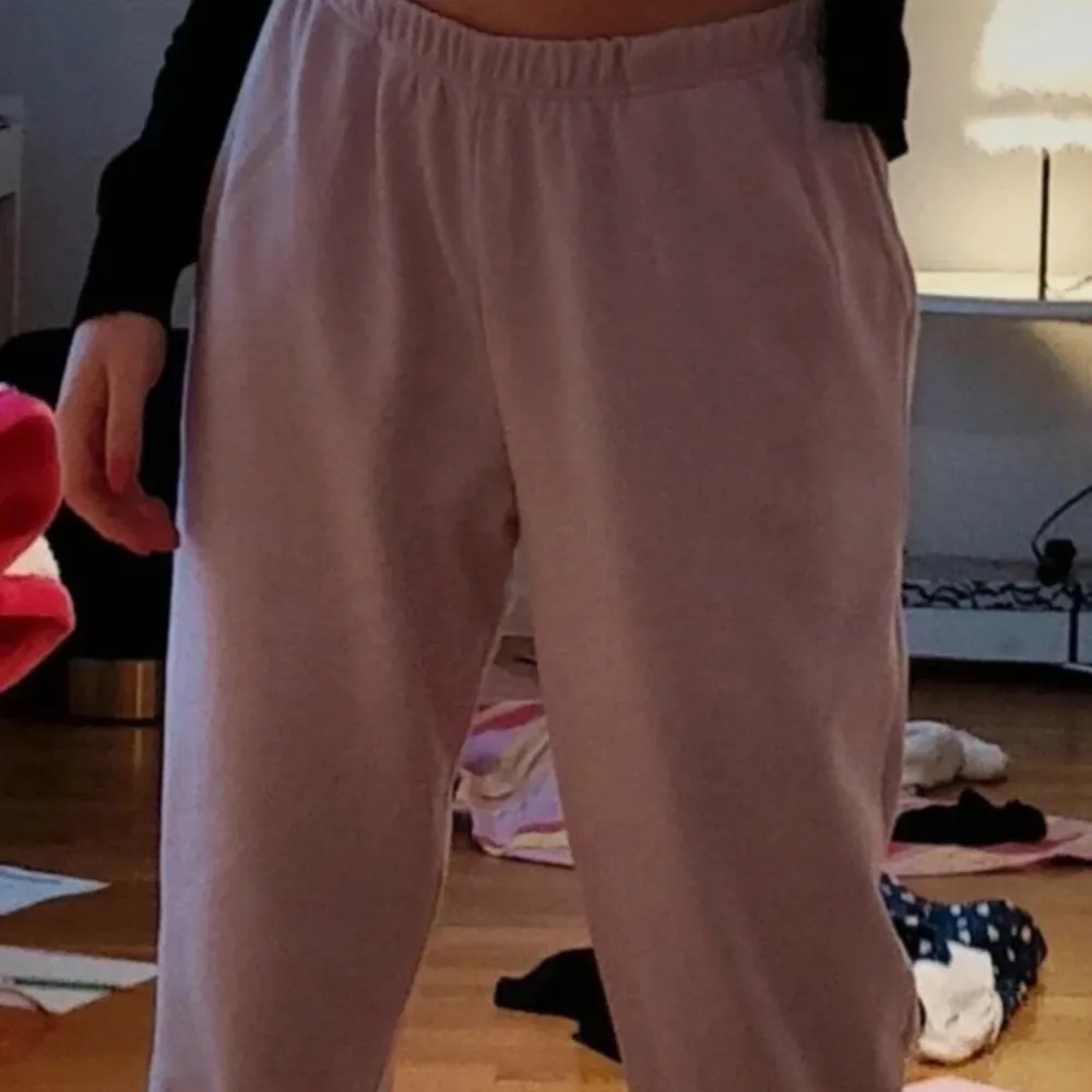 Sparsamt använd sweatpants i två färger: svart och ljuslila! Kan säljas separat och passar xs-m skulle jag säga🤍. Jeans & Byxor.