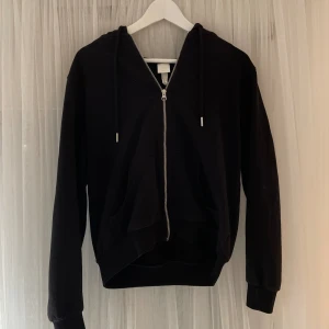 Svart Zip-up hoodie - Svart zip-up luvtröja i storlek S, sparsamt använd från Hm. 😃   Tillkommer frakt eller hämtas i Växjö, pris går att diskutera vid snabb affär! 