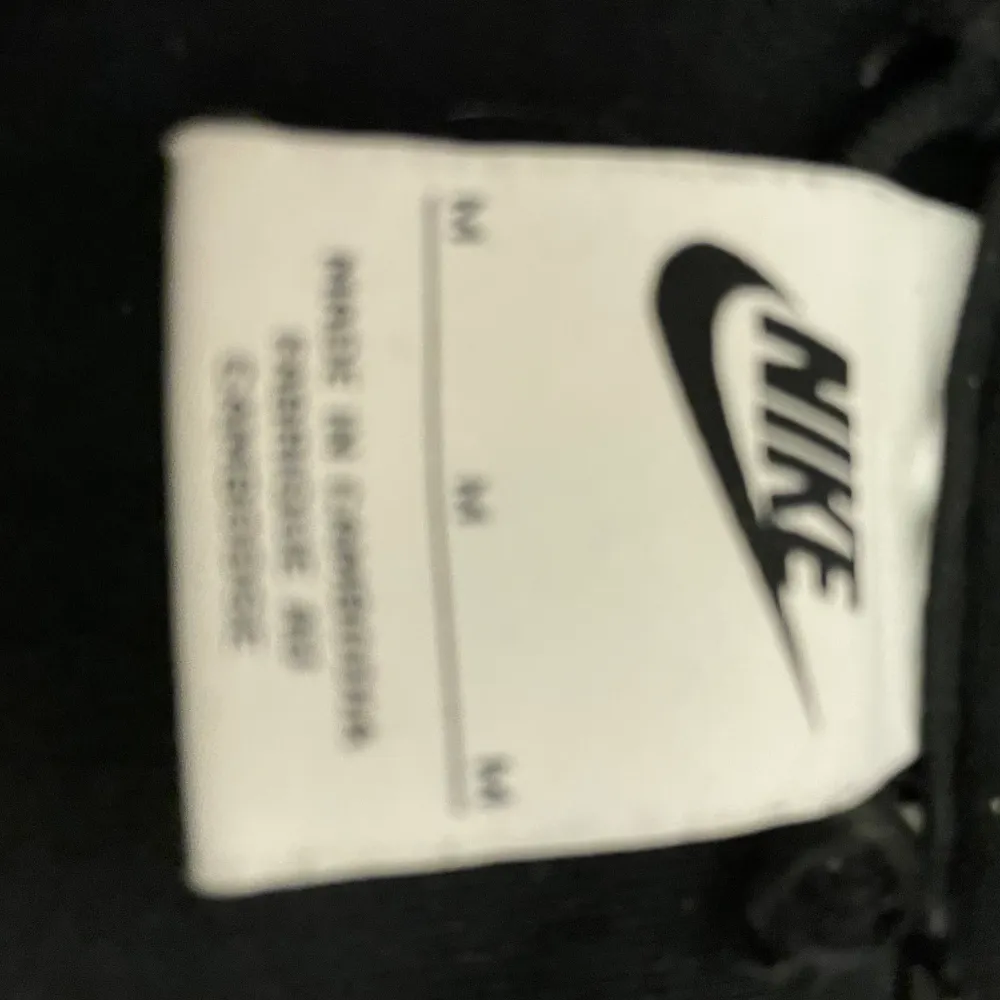 Nike tech fleece svart. Den är använd men inga hål och bra skick. Den är storlek medium. Köparen står för frakten. Hoodies.