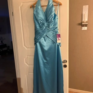 Balklänning  - Helt ny balklänning. Storlek M. Inköpt från JJhouse men aldrig använd pga beställde fel storlek. 