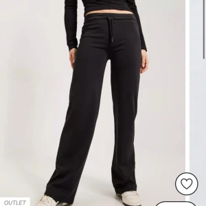 Nelly mjukisbyxor - Level Up Pants från nelly i bra skick. Säljer då dom är för små på mig. Slutsåld på nellys hemsida. Aldrig använd endast testad.