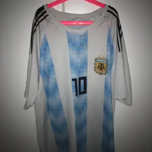Hej! Säljer min Argentina tröja då ja inte använder den o den bara ligger i min garderob 