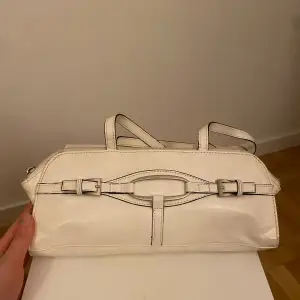 Jag säljer en vit handväska. Perfekt till bal eller studenten💞