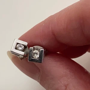 Silverörhängen  - Små örhängen i äkta silver  Troligen design av Jens Aagard