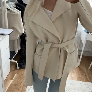 Kappa - Säljer min fina beiga kappa då jag inte använder den💞sparsamt använd så i jättebra skick💞perfekt till våren då den är tunn och passar till allt