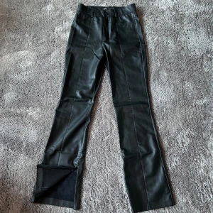 Skinnbyxor - Ascoola och snygga flare skinnbyxor från Zara som tyvärr är lite för korta för mig i benen! Det är mjukt material på insidan och det finns en slits med dragkedja vid benen så att det går att välja om man vill ha slits eller inte❣️