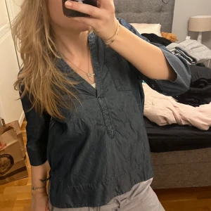 Jeansblus💙🧵 - Väldigt snygg! Aldrig använd men köpt secondhand. Ej jeanstyg💙