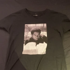 Frainklin saint T-shirt  - Tjena säljer min feta Frainklin Saint tröja som är från one wear och som är limted edition, tröjan allmänt är fin och inga tecken på skador. hör av er vid fråga 😊