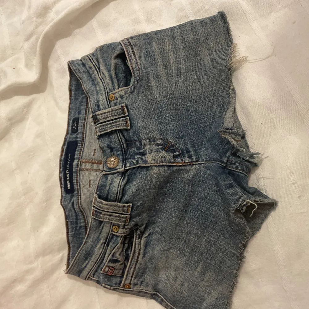 Jag tror det va jeans från början, men det är i bra skick❤️ midjemått rakt över 34.. Shorts.