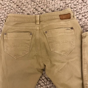 Low waist jeans  - Super snygga low waist byxor med as coola fickor, aldrig använda men köpt på Sellpy. Beigea jeans som är jättesnyggt till våren. Säljer pga att dom va för stora💗