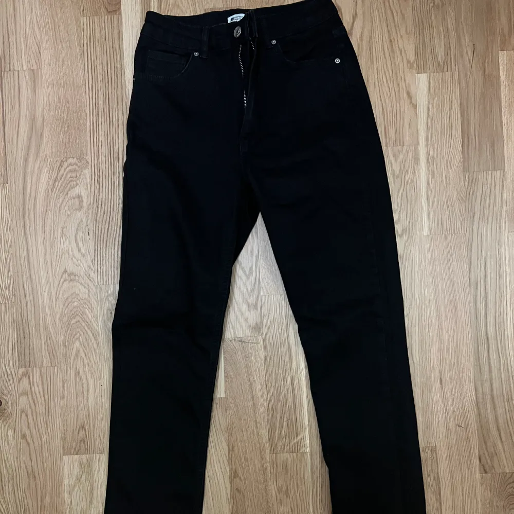 Svarta jeans från ginatricot som är använda 1 gång. Är annars i jätte bra skick och är hög midjade och även ganska stretchig!. Jeans & Byxor.