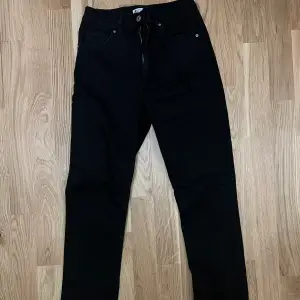 Svarta jeans från ginatricot som är använda 1 gång. Är annars i jätte bra skick och är hög midjade och även ganska stretchig!
