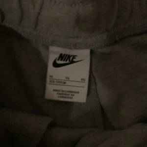 Nike tech grå - Hej säljer mina nike tech byxor pga för små det är storlek 170 XL barnstorlek hör av er vid minsta lilla😃