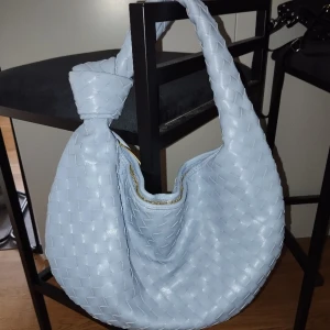 Superfin väska "Bottega" - Säljer en väska i skinn ser ut som mellan storleken på Jodie Bottega. Tok fint sommarbag. färgen är babybå. Som ny
