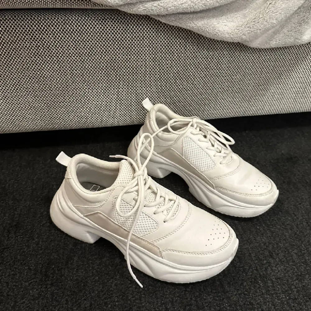 Säljer dessa så coola chunky sneakers från zara❤️ endast använda en gång, köpta för 499. Skor.