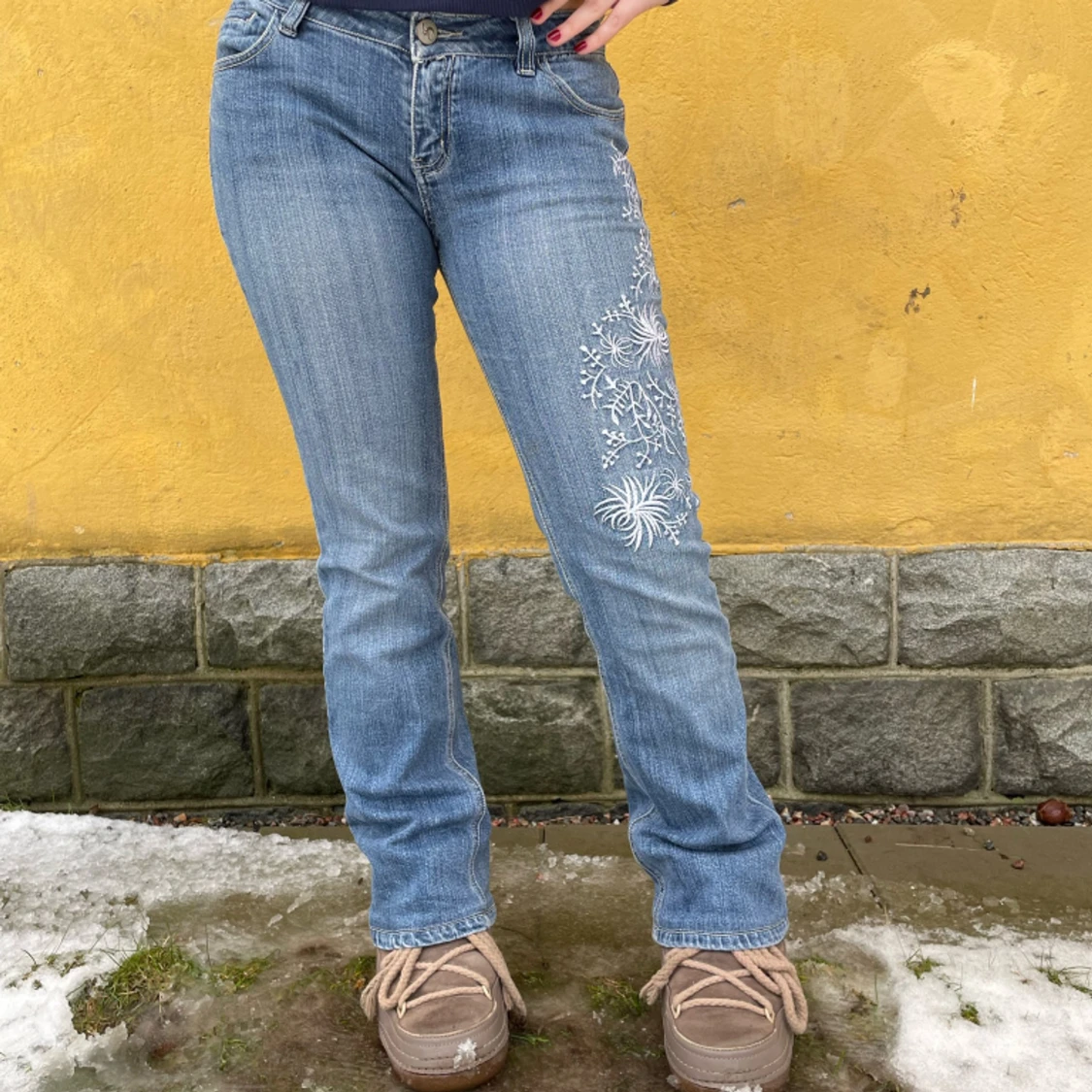 Bootcutjeans med brodyr från HanJeans - 90