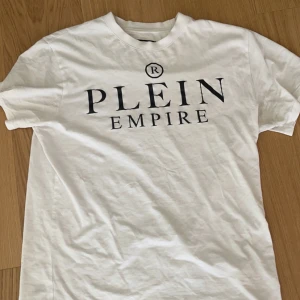 Phillip plein tröja - Köpte denna tröja för drygt 6 månader sedan storlek M men tappade bort den så den har inte kommit till mycket användning, ny pris på tröjan är 5000 men köpte den på rea på wallenbergs för ungefär 2300 kr har inget behov av den längre då ja växt ur de