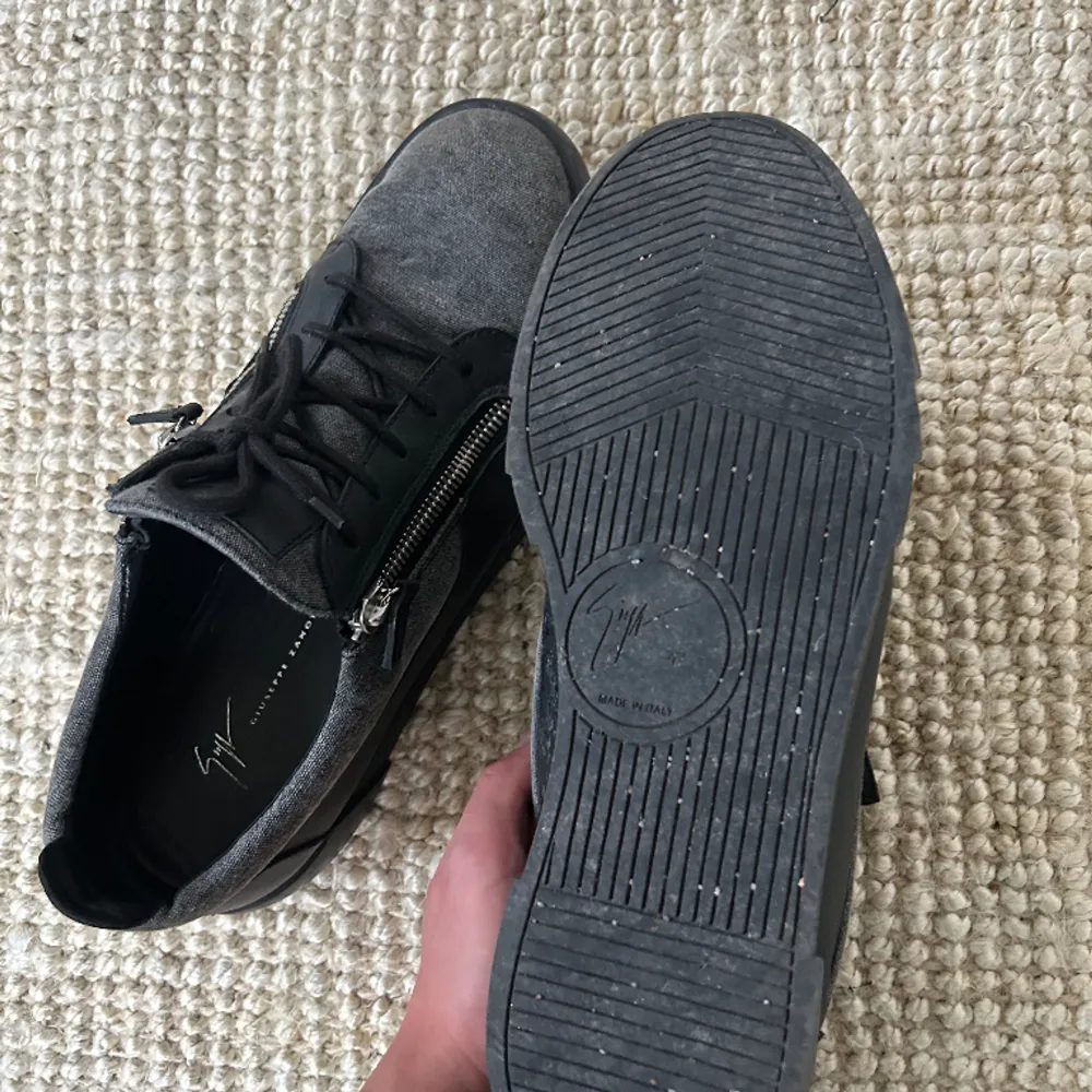 Giuseppe Zanotti storlek 47. Skorna är sparsamt använda och passar till det mesta. Inga defekter mm på skorna. Tveka inte på att ställa frågor💫. Skor.